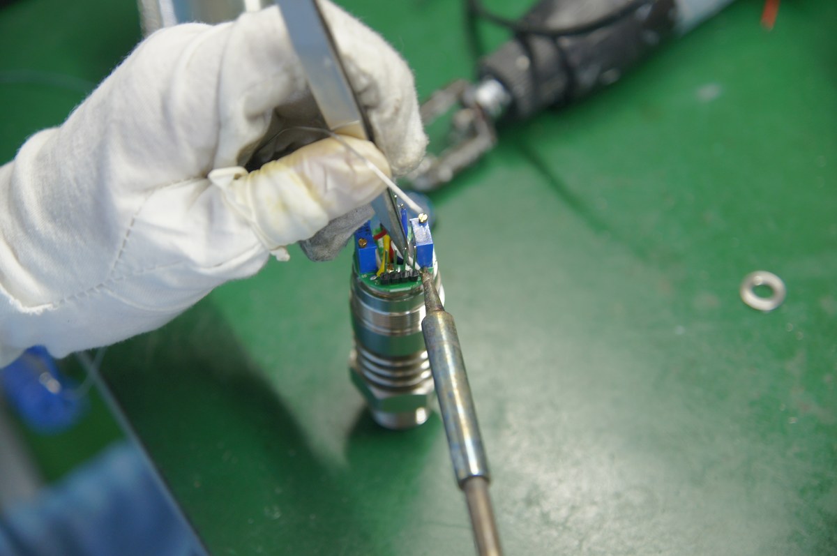 Pressure transmitter assembly stage with the circuit board and lead wires being fitted