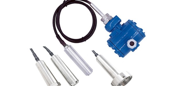 How does the pressure transmitter measure the liquid level