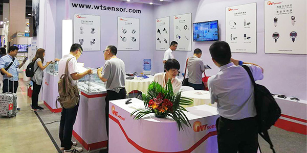 What are the standard methods for checking the tightness of pressure transmitters?